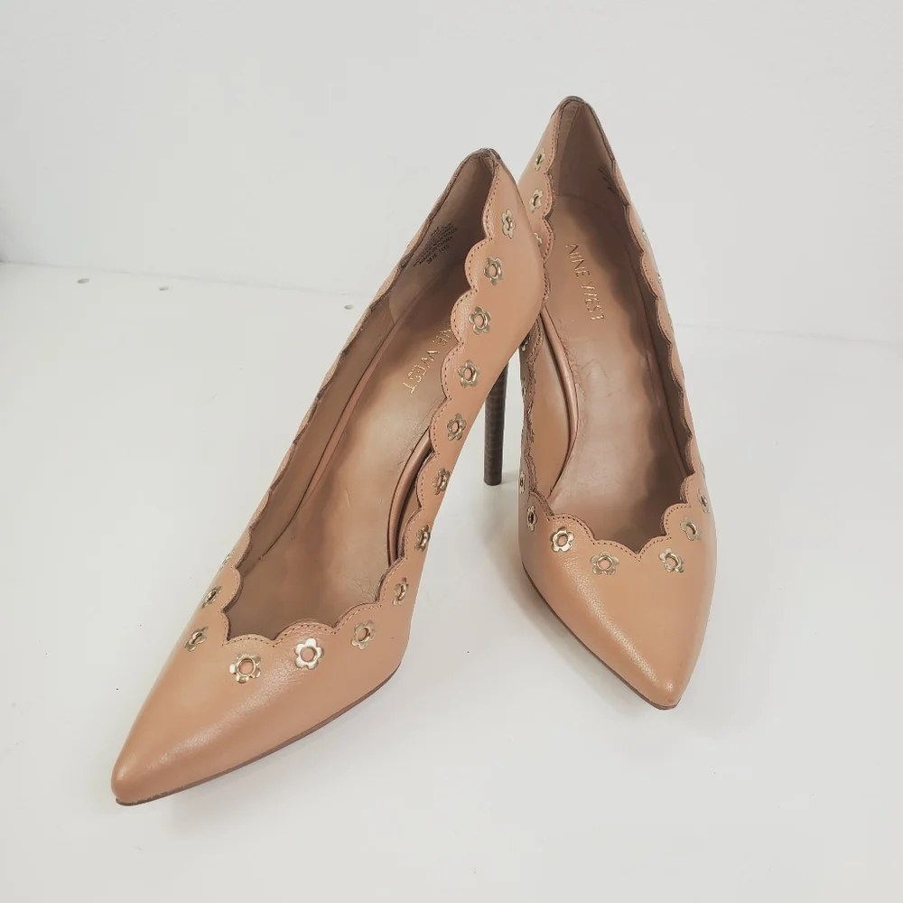 NINE WEST Jayla Nude + Gold Flower Facet Scalloped Pointed Toe Stiletto Heels 8 - Picture 2 of 11